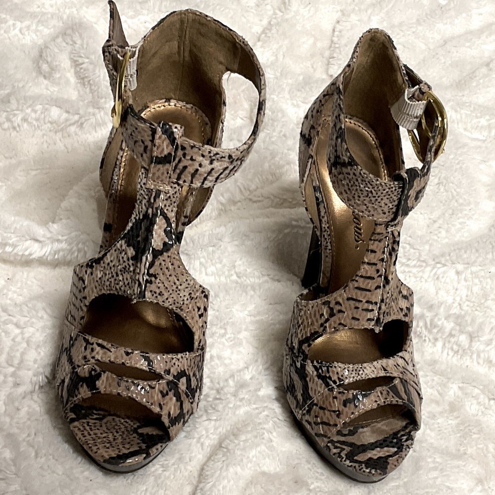 Delicious brand snakeskin print heels